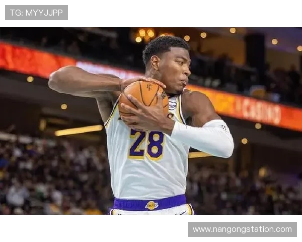 湖人新赛季阵容亮相詹姆斯带队冲击总冠军目标