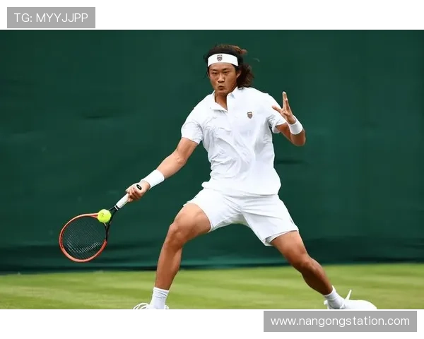 网球赛场最新动态：明星选手激烈角逐四大满贯荣誉情况